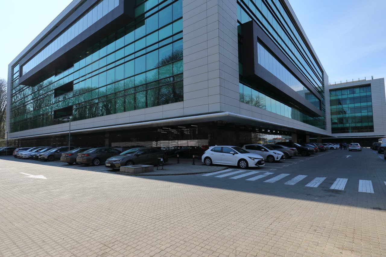 Platinum Business & Convention Center B1